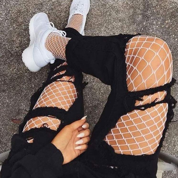 Красивая девушка в сеточных колготках на фото