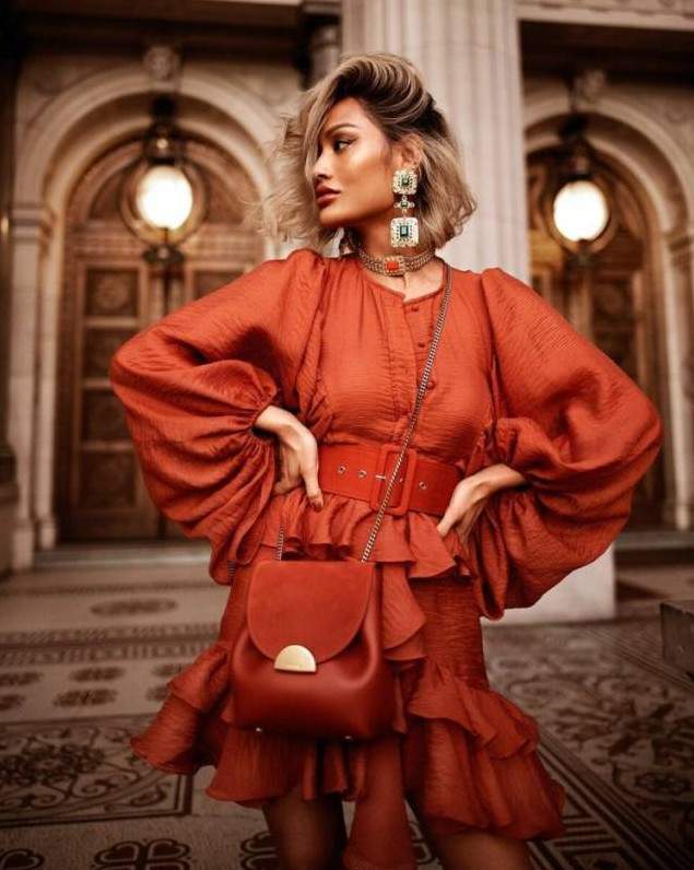 Красивая девушка в широком красивое платье на фото