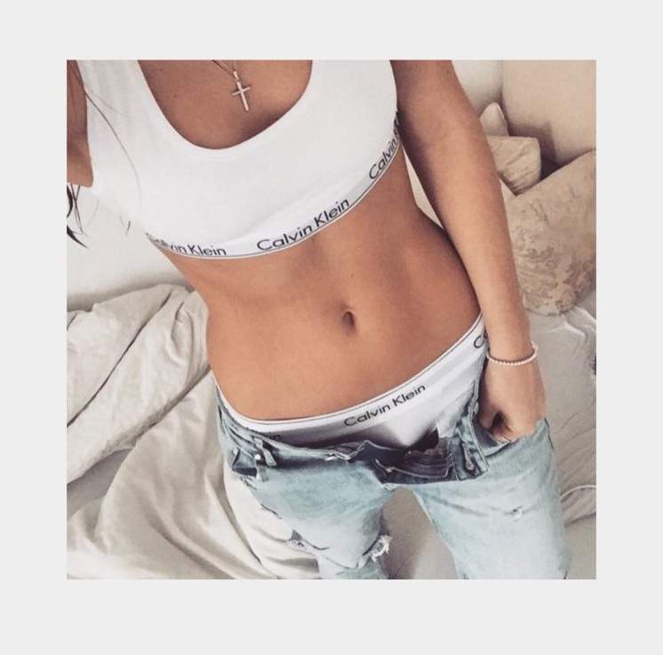 Красивая девушка в топе и трусах на фото