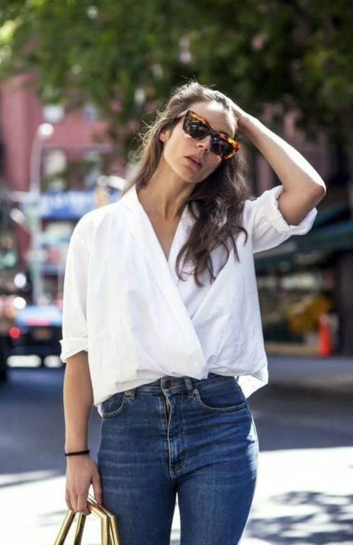 Красивая девушка в завязанной рубахе на фото