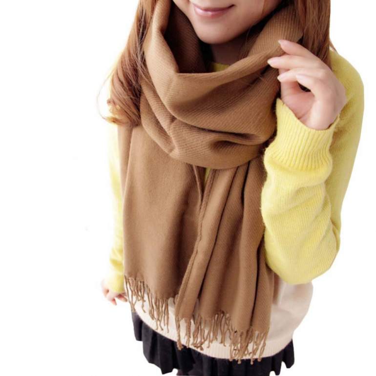 Красивые девушки и Бежевый шарф