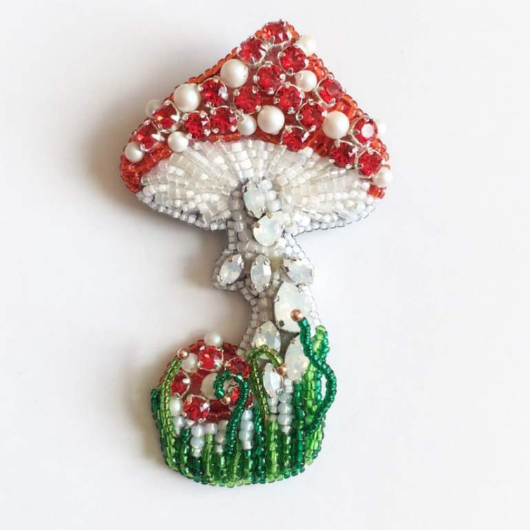 Красивые девушки и Брошь из бисера мухомор