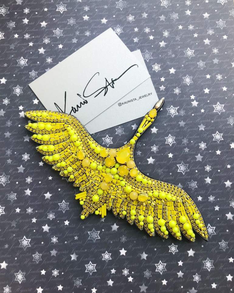 Красивые девушки и Брошь из бисера птица