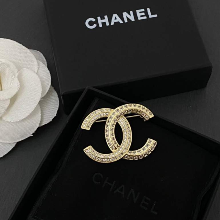 Красивые девушки и Брошь шанель оригинал