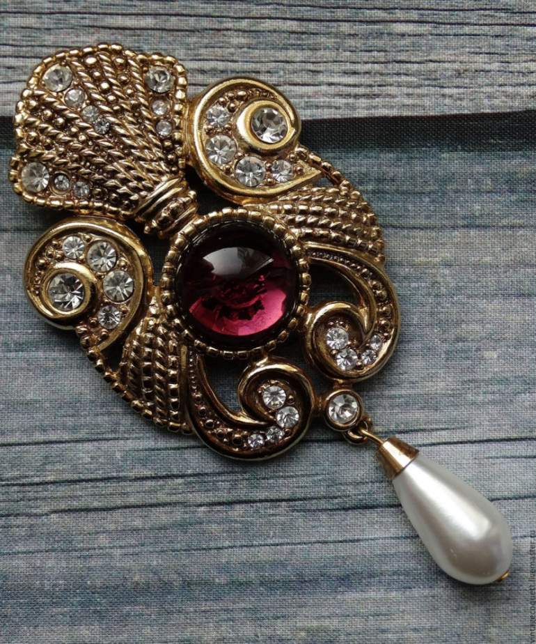 Красивые девушки и Брошь винтаж