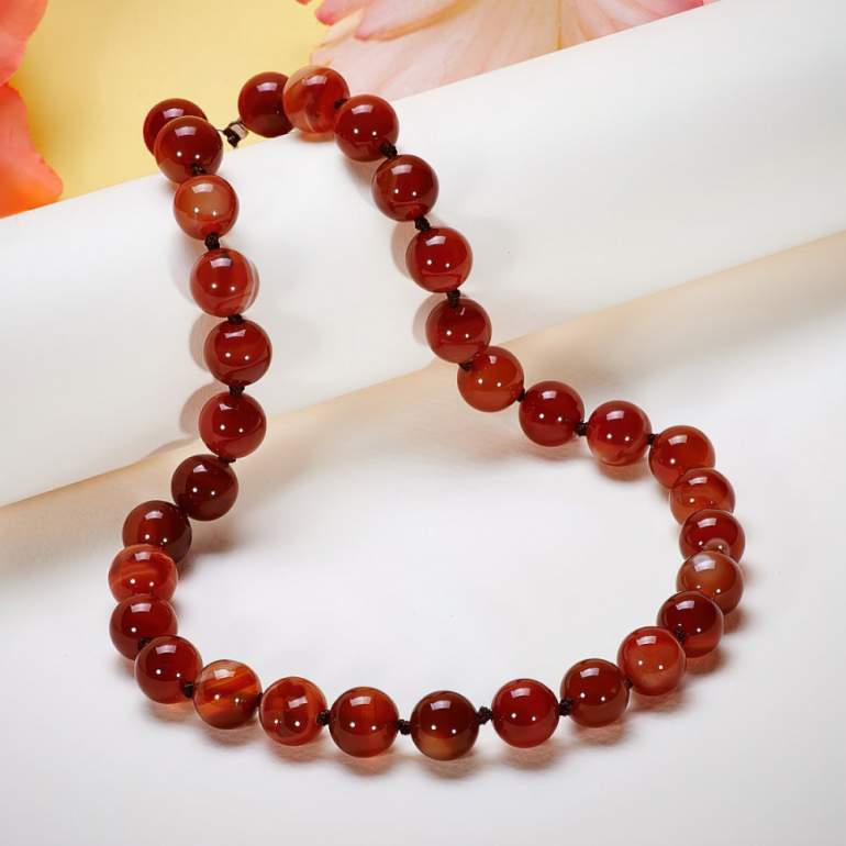 Красивые девушки и Бусы из красного агата
