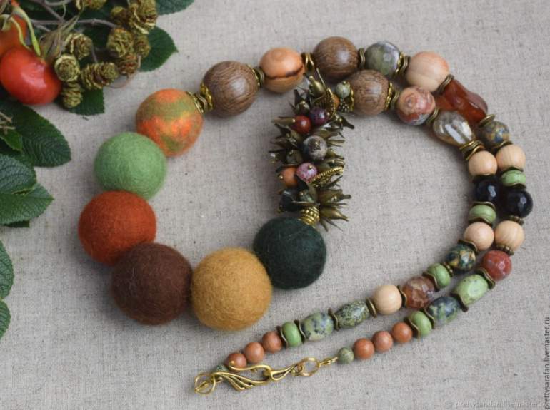 Красивые девушки и Бусы из войлока
