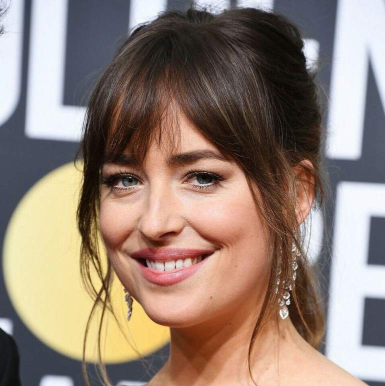 Красивые девушки и Челка шторка для круглого лица