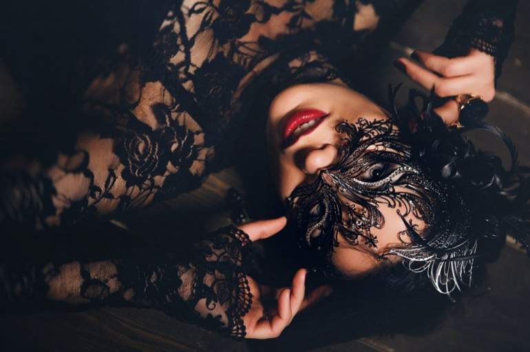 Красивые девушки и Девушка в кружевной маске