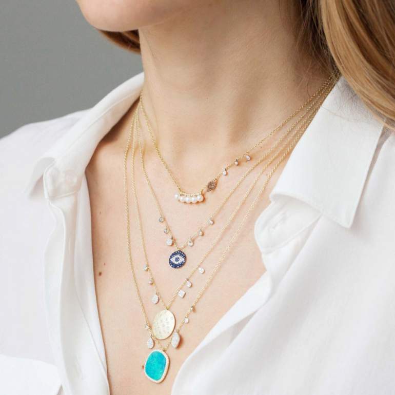 Красивые девушки и Длинная подвеска на шею