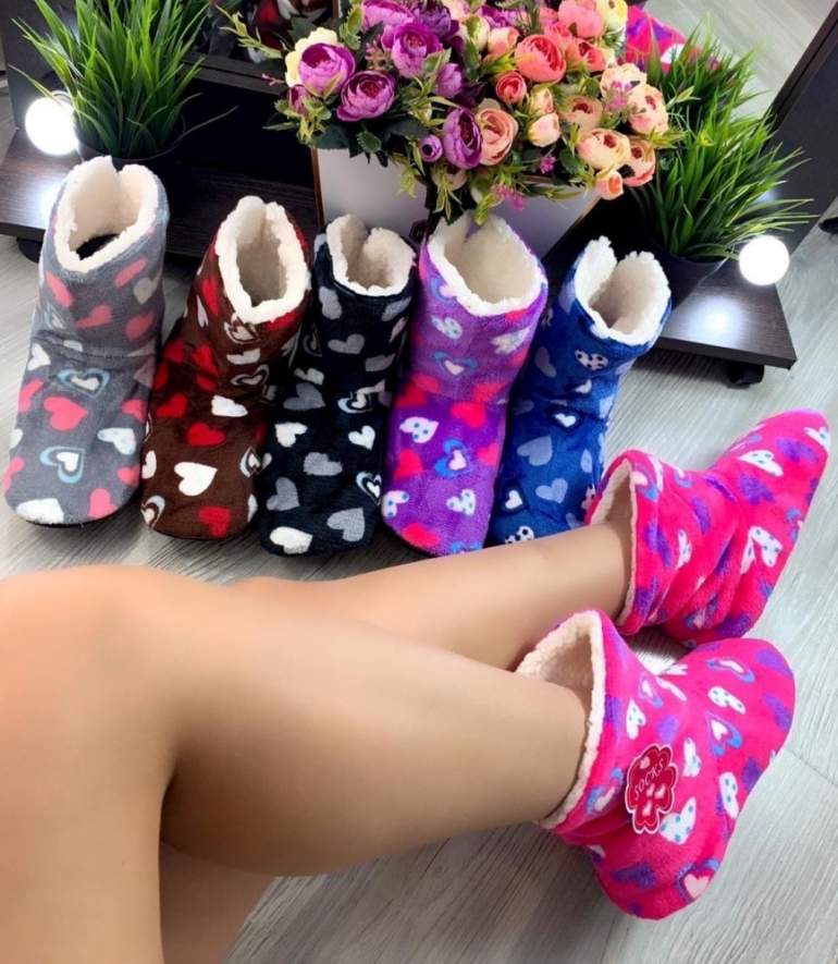 Красивые девушки и Домашняя обувь