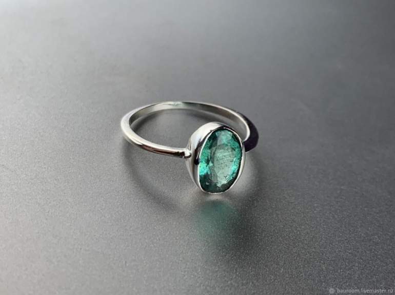 Красивые девушки и Изумруд в серебре