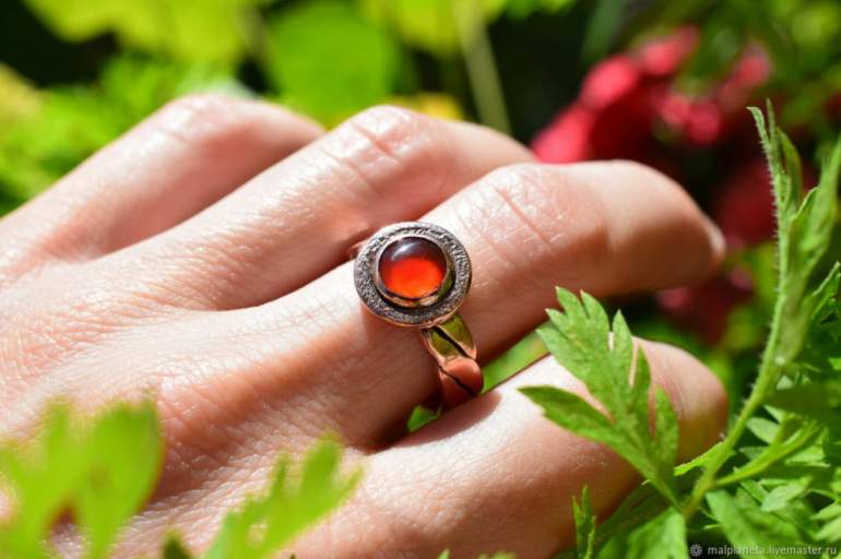 Красивые девушки и Медный перстень