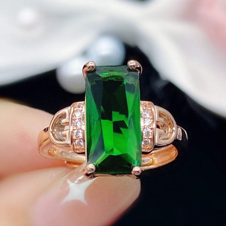 Красивые девушки и Перстень с изумрудом