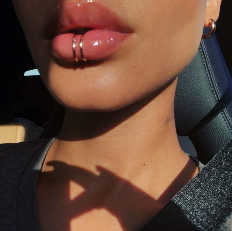 Красивые девушки и Пирсинг под нижней губой
