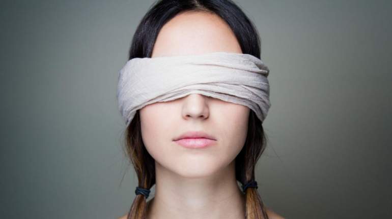 Красивые девушки и Повязка на глаз белая