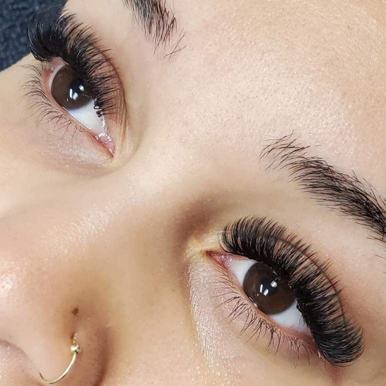 Красивые девушки и Ресницы эффект подводки