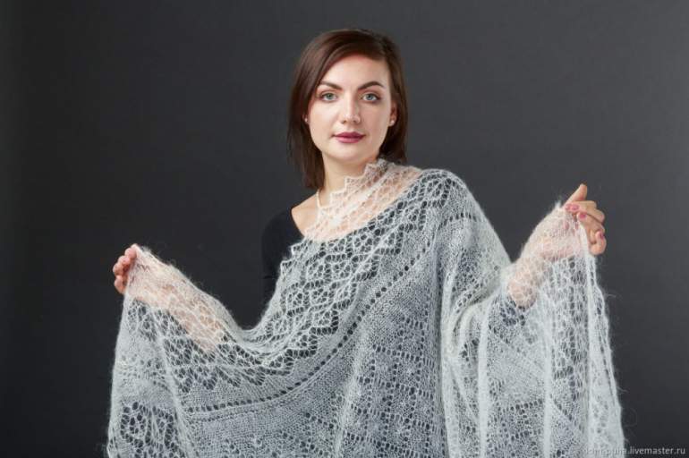 Красивые девушки и Шаль пуховая