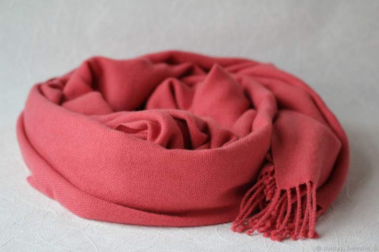 Красивые девушки и Шарф из кашемира