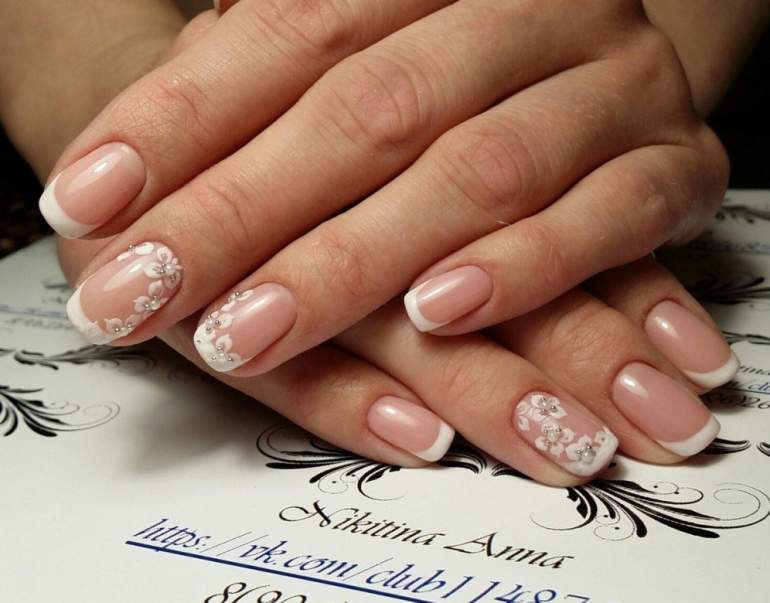 Красивые девушки и Светлый френч