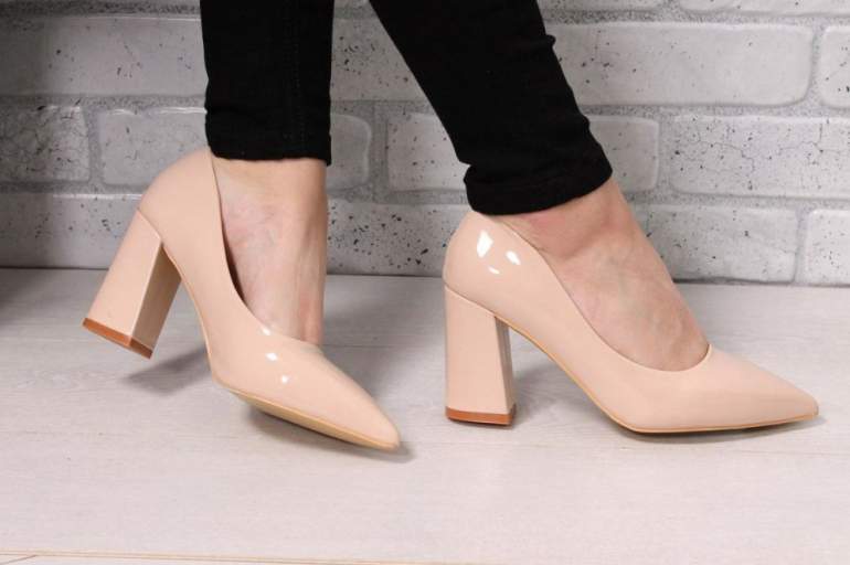 Красивые девушки и Туфли женские на устойчивом каблуке