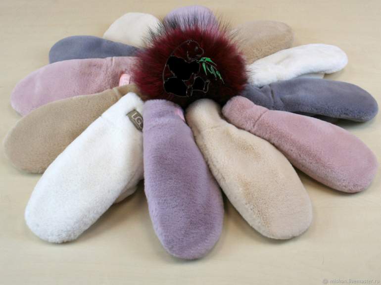 Красивые девушки и Варежки из искусственного меха