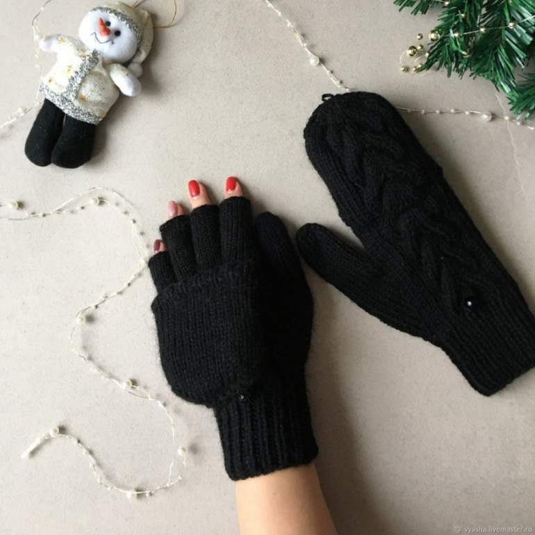 Красивые девушки и Варежки с откидным верхом