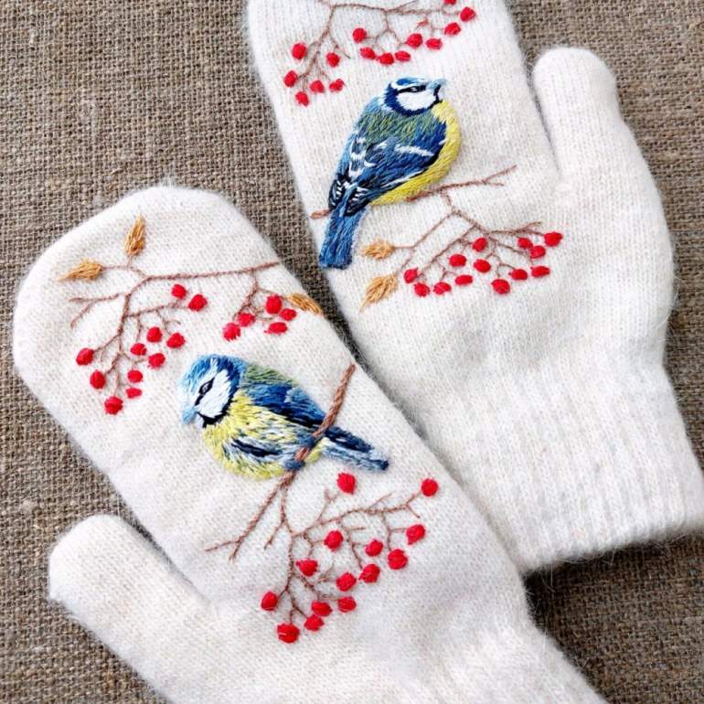 Красивые девушки и Вышитые варежки