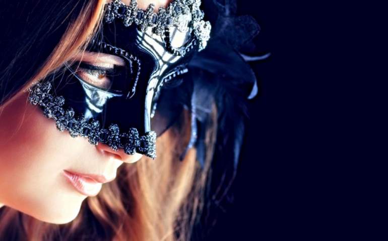 Красивые девушки и Женщина в маске