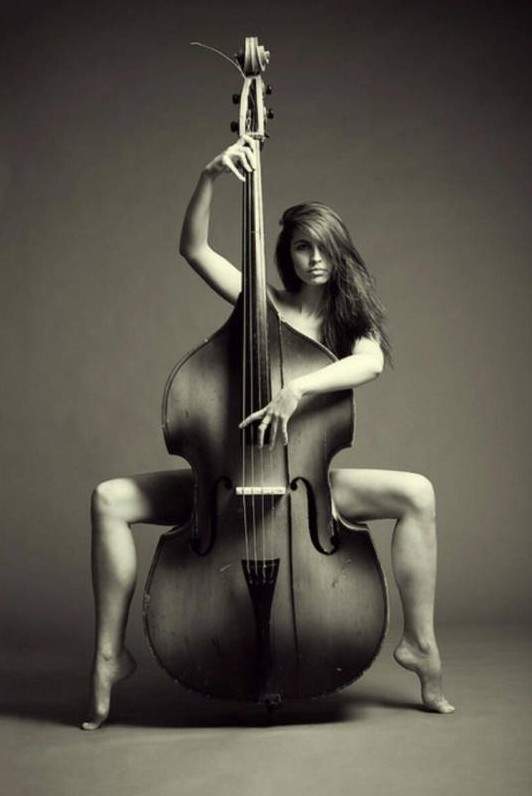 Милая женщина играет на виолончели на фото