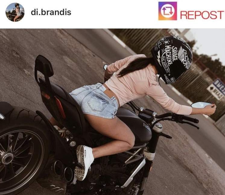 Милая женщина на мопеде на фото