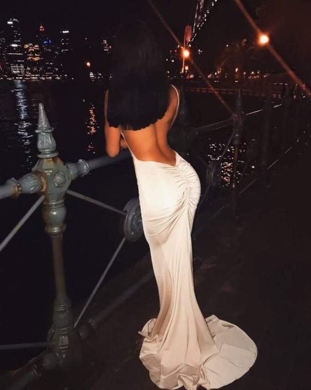 Милая женщина с недлинной стрижкой в красивое платье на фото