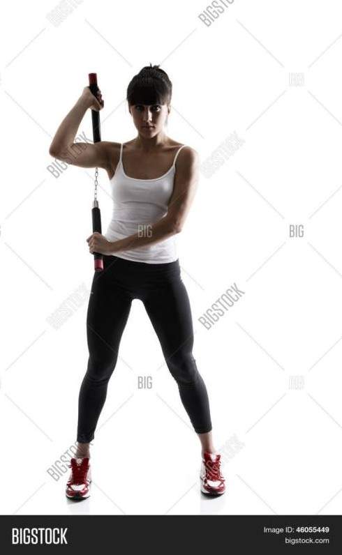 Милая женщина с нунчаками на фото