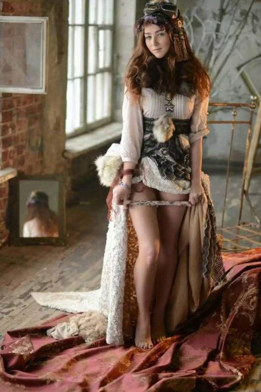 Милая женщина в древнем красивое платье