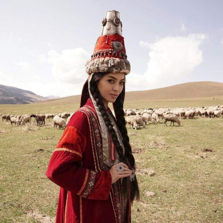 Милая женщина в казахском государственном костюмчике