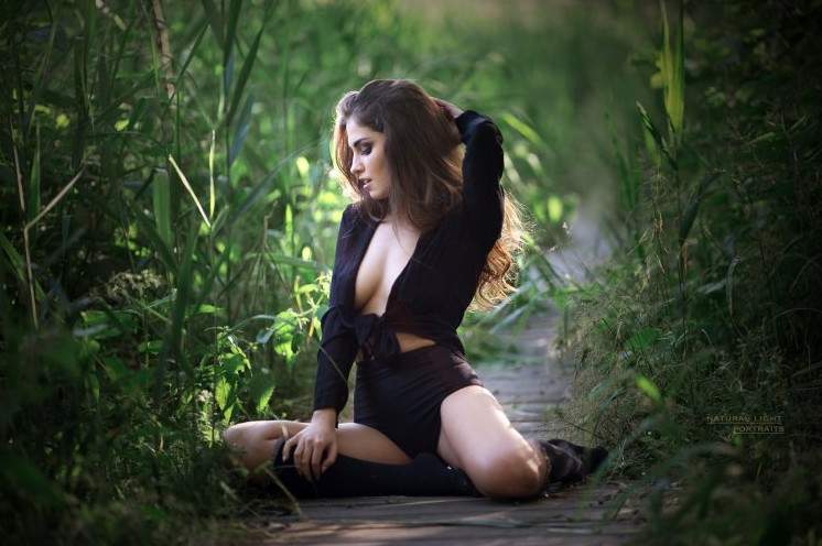 Милая женщина в лесу на фото