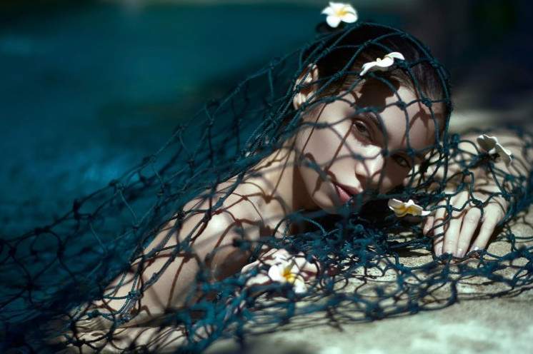 Милая женщина в рыболовной сети на фото