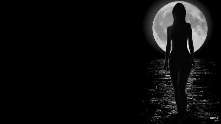 Море луна красивая девушка на фото