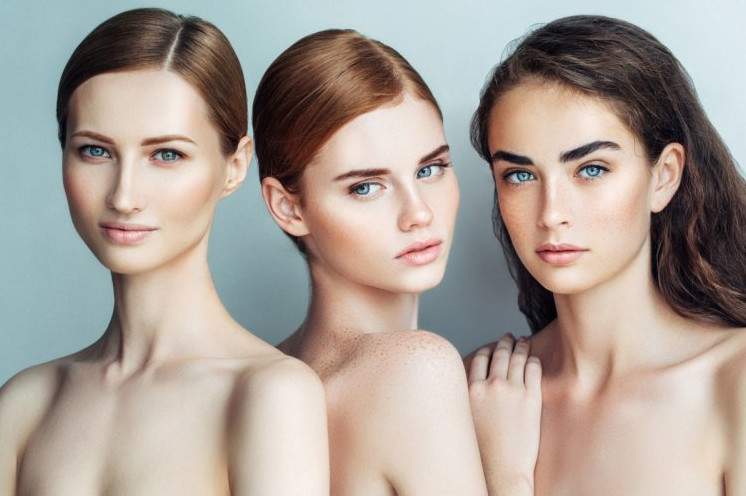 Наружные черты очаровательные женщины на фото