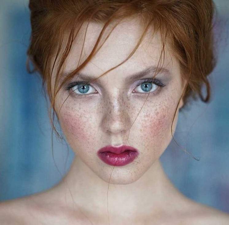 Натуральные рыжеватые очаровательные женщины с веснушками на фото