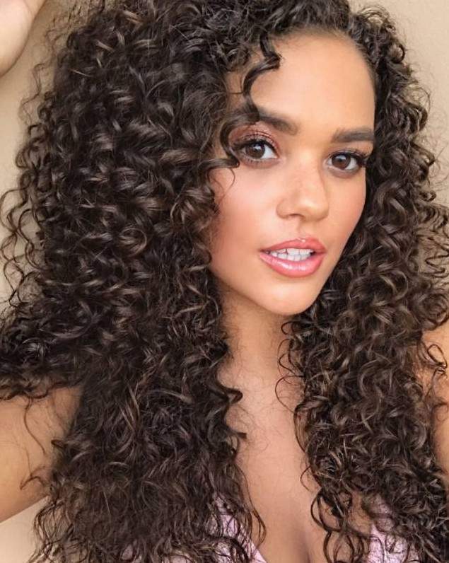 Недлинные кучерявые волосы у милых женщин на фото