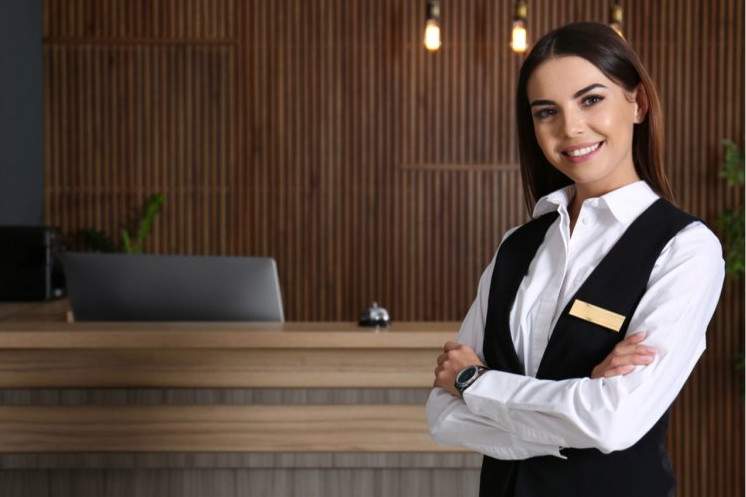 Очаровательные женщины хостес в клубе на фото