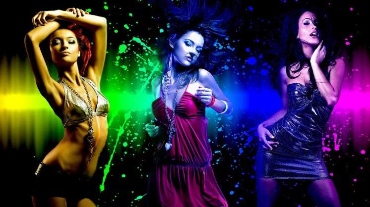 Очаровательные женщины около клуба на фото