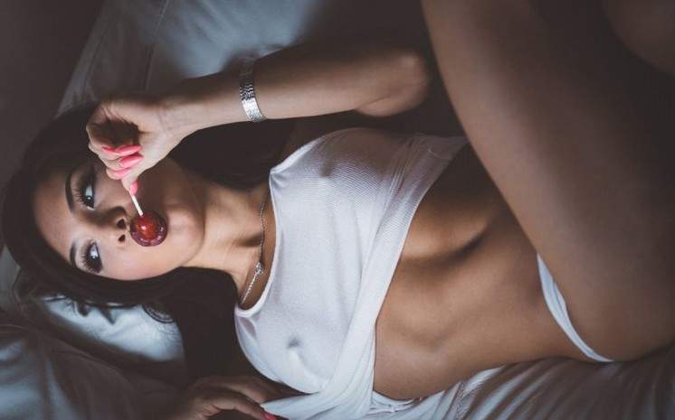 Очаровательные женщины с чупачупсами на фото