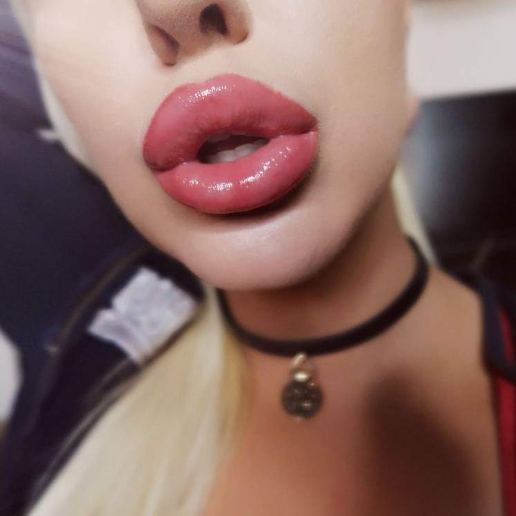 Очаровательные женщины с толстыми губками на фото