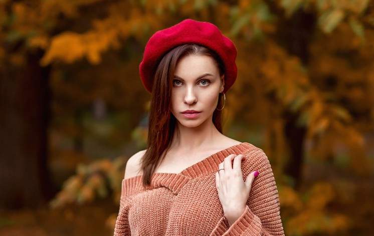 Очаровательные женщины в бардовых беретах на фото