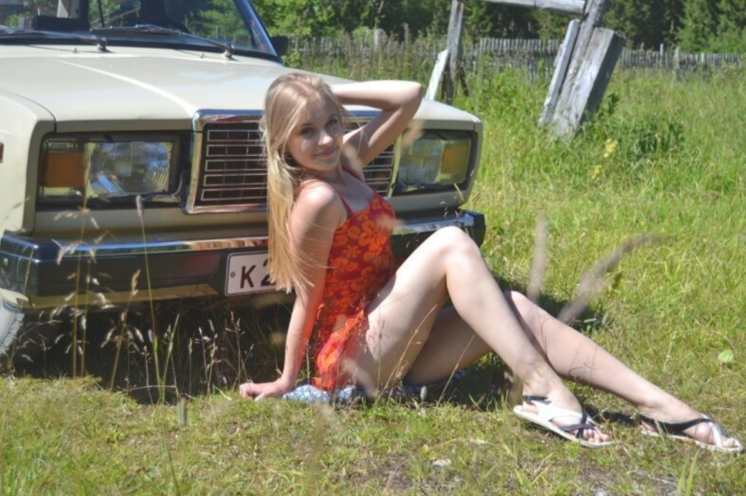 Очаровательные женщины в деревне демонстрируют на фото