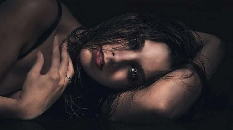 Печальное лицо очаровательные женщины на фото