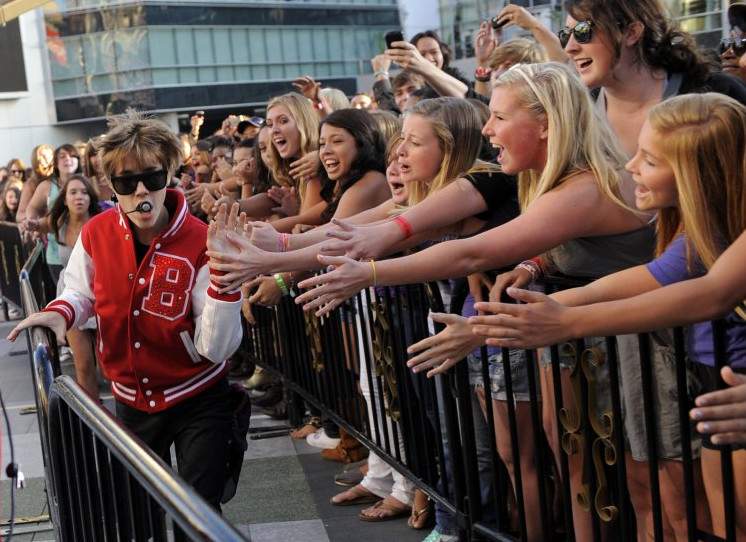 Поклоняющиеся очаровательные женщины на фото