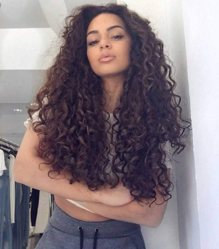 Полненькие очаровательные женщины с длинноватыми волосами на фото